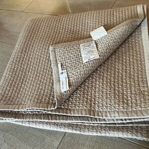 Boll & branch Tan Quilt full/queen